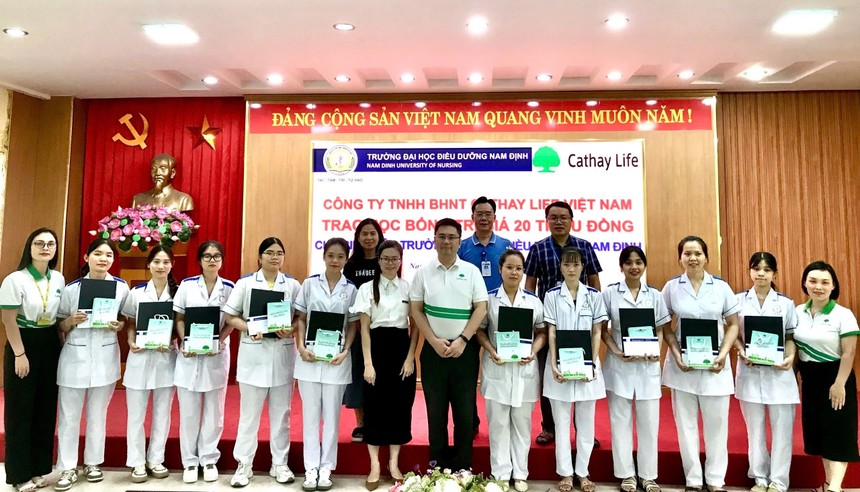 Cathay Life Việt Nam trao tặng học bổng “Thịnh Trí Thành Tài” cho sinh viên Trường Đại học Điều Dưỡng Nam Định