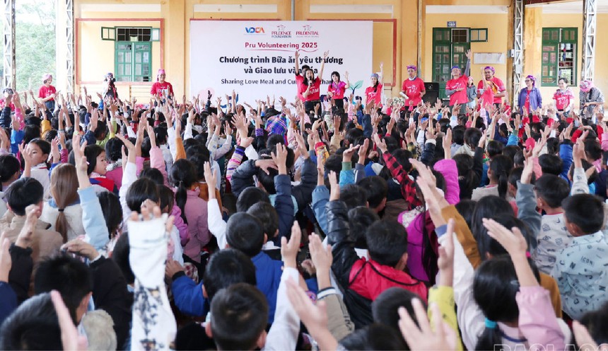 Các tình nguyện viên Prudential chung tay cải tạo cơ sở hạ tầng trường học tại Lào Cai 