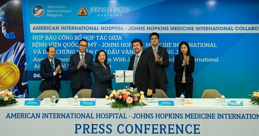 Lễ kí kết hợp tác giữa bệnh viện Quốc tế Mỹ (AIH) và Johns Hopkins Medicine International.