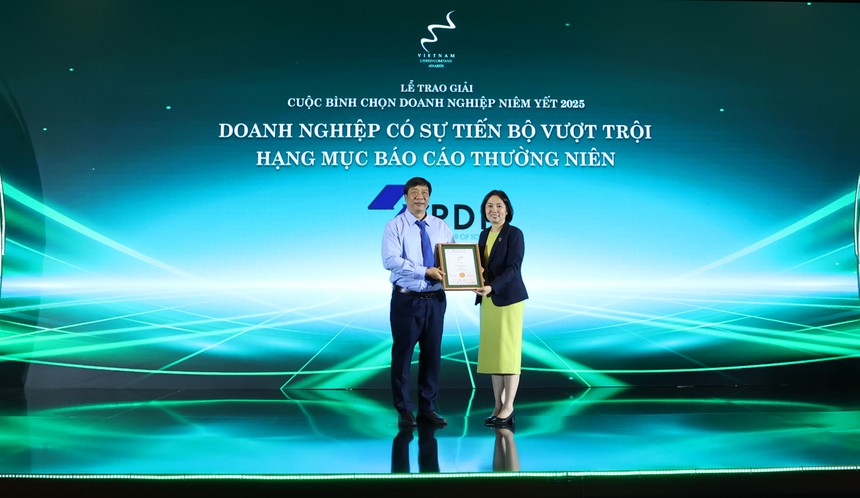 Đại diện Cảng Đồng Nai nhận giải “Tiến bộ vượt trội”