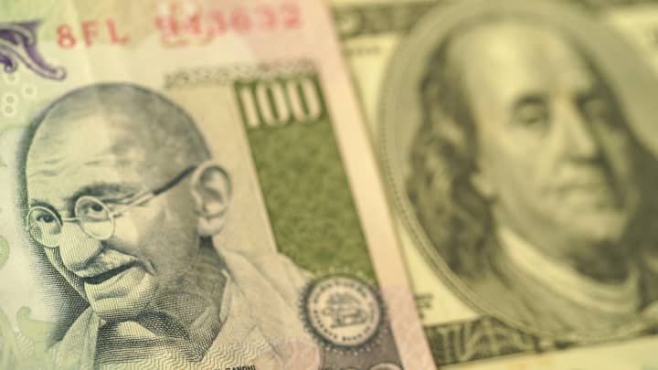 Đồng rupee trở thành đồng tiền giảm mạnh nhất châu Á trong năm nay