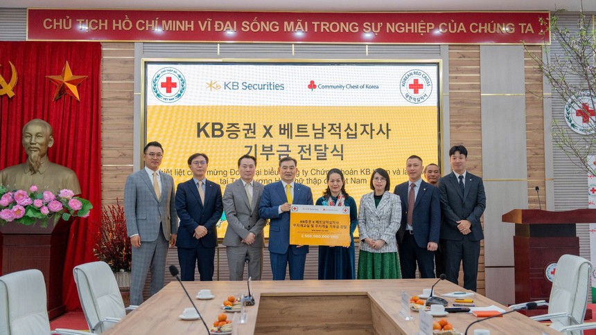 Chứng khoán KB tài trợ 150.000.000 won (tương đương với 2,5 tỷ đồng) cho dự án Cầu vồng tại Hội Chữ thập đỏ Việt Nam