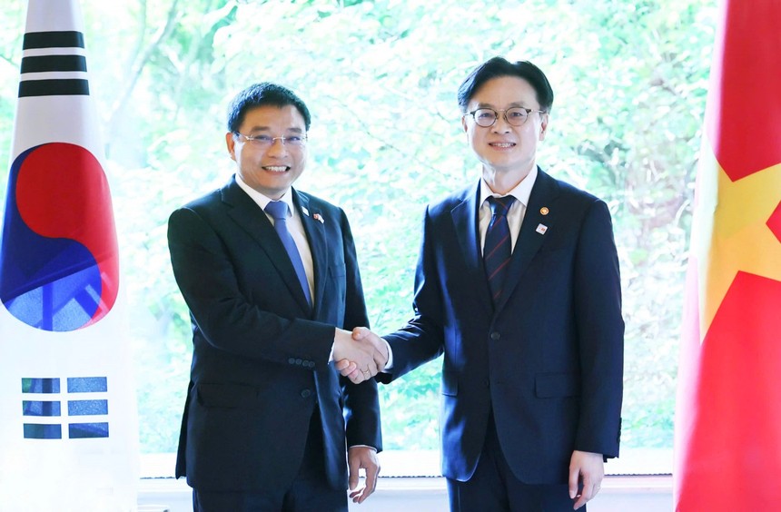 Bộ trưởng Bộ Tài chính Nguyễn Văn Thắng và ông Kim Jung Kwan, Tân Bộ trưởng Bộ Thương mại, Công nghiệp và Năng lượng Hàn Quốc. Ảnh : Việt Tuấn