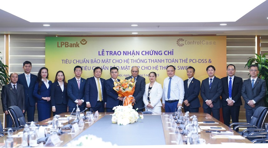 LPBank nhận hai chứng chỉ tiêu chuẩn bảo mật quốc tế cho hệ thống thanh toán thẻ và hệ thống SWIFT.
