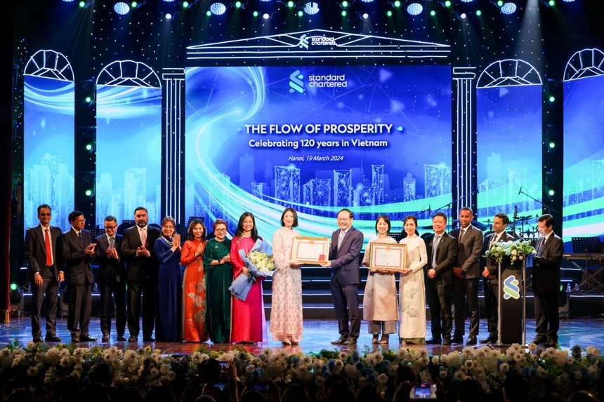 Standard Chartered nhận bằng khen từ Bộ TNMT