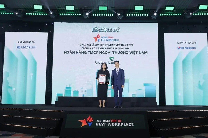 Đại diện Vietcombank, bà Phạm Thúy Nga - Phó Trưởng phòng Chính sách Kế hoạch Nhân sự nhận giải thưởng “Top 10 nơi làm việc tốt nhất Việt Nam năm 2024”