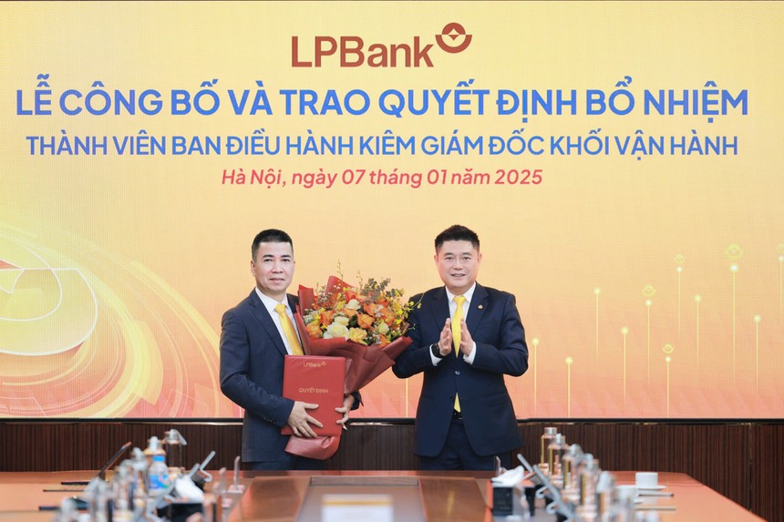 Ông Nguyễn Đức Thụy – Chủ tịch HĐQT LPBank trao quyết định bổ nhiệm cho ông Nguyễn Hoàng Hải 