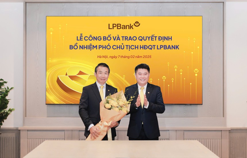 Ông Nguyễn Đức Thụy – Chủ tịch HĐQT LPBank (phải) tặng hoa chúc mừng ông Phạm Phú Khôi (trái)