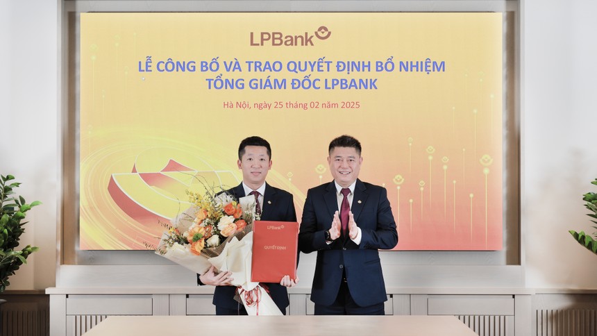 Ông Nguyễn Đức Thụy – Chủ tịch HĐQT LPBank (phải) trao quyết định bổ nhiệm cho ông Vũ Quốc Khánh – Tổng Giám đốc LPBank (trái)