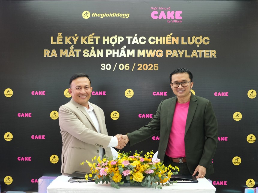 Ông Trương Hồng Hoàng, Giám đốc Phát triển kinh doanh ngành hàng dịch vụ của Thế giới Di động và ông Nguyễn Hữu Quang, CEO Ngân hàng số Cake công bố ra mắt sản phẩm MWG Paylater