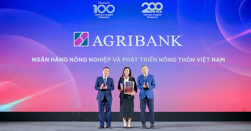 Đại diện Ngân hàng Nông nghiệp và Phát triển Nông thôn Việt Nam nhận vinh danh tại Lễ công bố