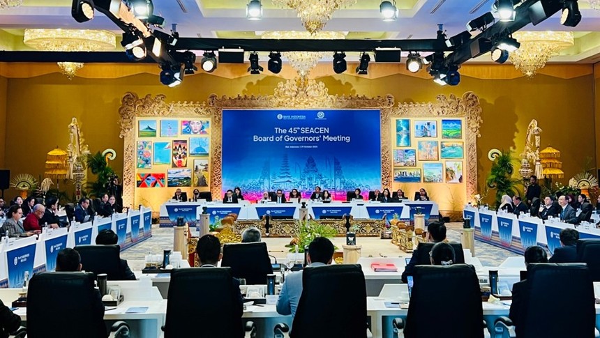 Hội nghị có sự tham dự của các Thống đốc và đại diện lãnh đạo cấp cao đến từ 19 NHTW và cơ quan quản lý tiền tệ các nước thành viên SEACEN, các NHTW đối tác, Ngân hàng Thanh toán Quốc tế (BIS) cùng các nhà nghiên cứu và học giả đến từ các trường đại học và các viện nghiên cứu.