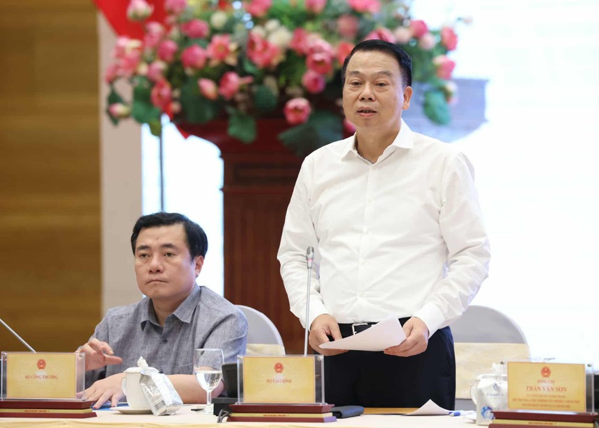 Thứ trưởng Bộ Tài chính Nguyễn Đức Chi thông tin tại họp báo Chính phủ chiều 6/10.