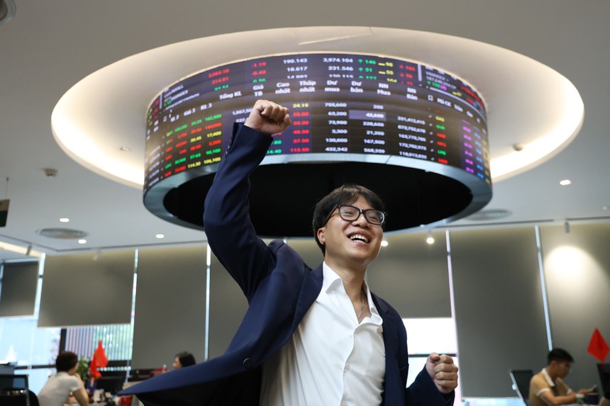 Phiên giao dịch chứng khoán sáng 14/5: Bluechip hỗ trợ, VN-Index vượt mốc 1.300 điểm 