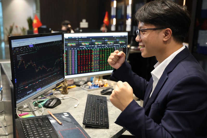 Giao dịch chứng khoán sáng 19/5: Cổ phiếu Vingroup tăng tốc, VN-Index hồi phục sắc xanh