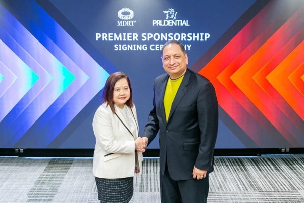 Ông Pankaj Banerjee, Phó tổng giám đốc Kênh đại lý (Group CAO) của Tập đoàn Prudential plc (phải) và bà Carol Kheng, Chủ tịch MDRT 2025 (trái), đã tham dự lễ ký kết tài trợ tại Bangkok, Thái Lan 