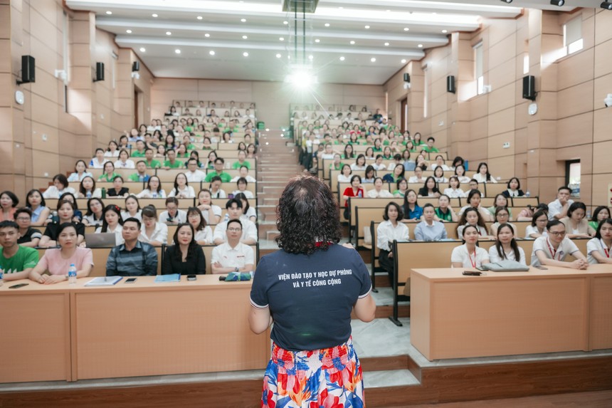 Khách hàng kỳ vọng tư vấn viên bảo hiểm hiểu biết về sức khỏe cộng đồng để tư vấn và hỗ trợ hiệu quả hơn. Ảnh: Thu Hằng 
