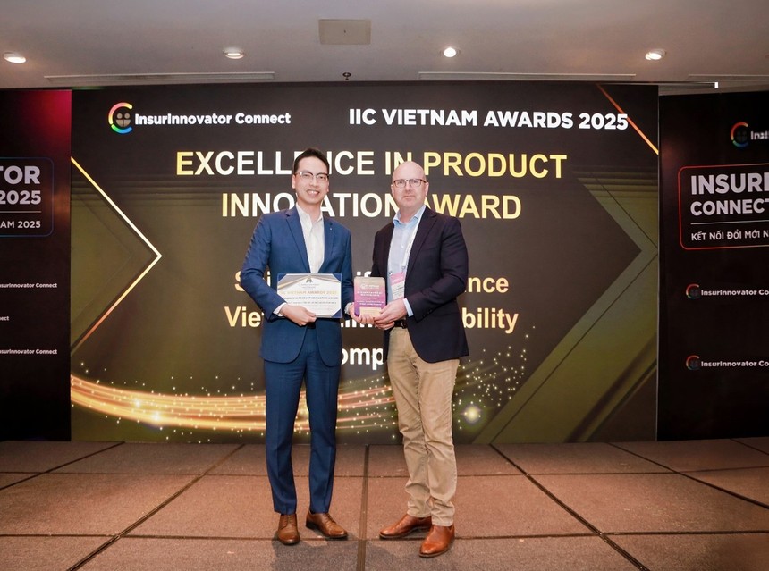 Ông Bae Seung Jun, Tổng Giám đốc Shinhan Life Việt Nam (trái) nhận Giải thưởng EXCELLENCE IN PRODUCT INNOVATION AWARD