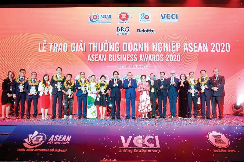 Phó thủ tướng Trương Hòa Bình và các doanh nghiệp đoạt Giải Doanh nghiệp ASEAN năm 2020. Ảnh: Chí Cường