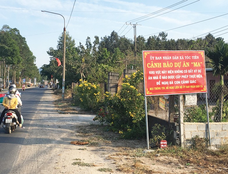 Chính quyền xã Tóc Tiên (huyện Tân Thành, Bà Rịa - Vũng Tàu) cắm biển thông báo dự án “ma” để người mua cảnh giác. Ảnh: T.Tín