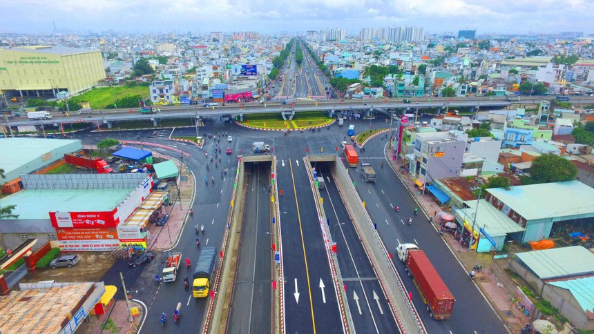 Nhiều dự án giao thông trọng điểm tại TP.HCM không thể thực hiện đúng tiến trình đầu tư do gặp nhiều vướng mắc về vốn, mặt bằng và thủ tục chuẩn bị đầu tư. Nút giao Ngã tư An Sương, mốt số ít dự án được đầu tư hoàn chỉnh năm vừa qua. Ảnh: Lê Toàn.