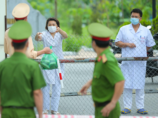 Phó Thủ tướng cũng mong muốn lực lượng cán bộ, y bác sĩ Bệnh viện Bệnh Nhiệt đới Trung ương vững lòng, tiếp tục đoàn kết, đồng sức đồng lòng, vượt qua giai đoạn khó khăn 