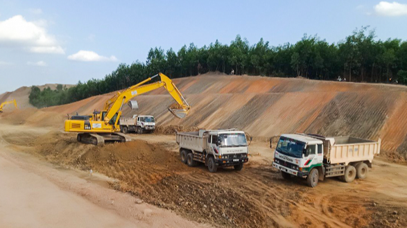 Thi công cao tốc Bắc - Nam phía Đông đoạn Phan Thiết - Dầu Giây.