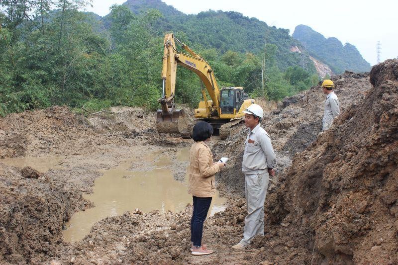 Phóng viên Văn phòng đại diện Báo Đầu tư tại Hải Phòng tác nghiệp tại hiện trường làm đường đường cao tốc Hạ Long - Vân Đồn