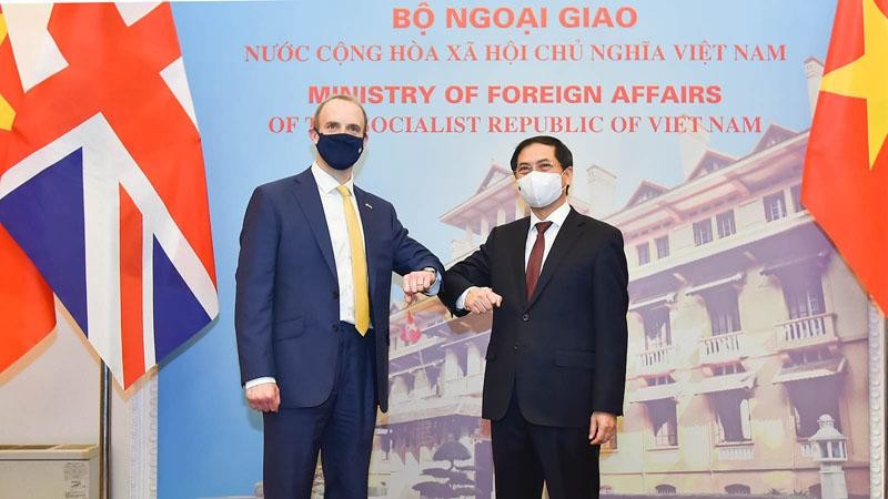 Bộ trưởng Ngoại giao Bùi Thanh Sơn và Bộ trưởng Ngoại giao và Phát triển Anh Dominic Raab (Ảnh: Tuấn Anh)