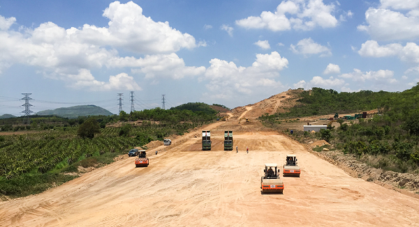 Vinaconex đẩy nhanh tiến độ thi công tuyến cao tốc Bắc - Nam phía Đông, đoạn Dầu Giây - Phan Thiết.