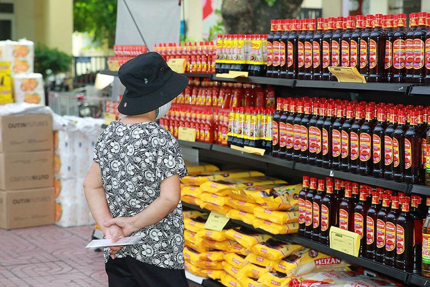 Trong tổng mức bán lẻ hàng hóa và doanh thu dịch vụ tiêu dùng, bán lẻ hàng hóa tính theo giá thực tế giảm 1,4%