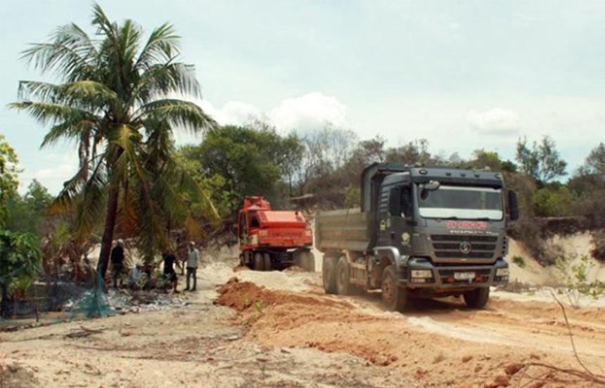 Thi công tuyến đường Trì Bình – cảng Dung Quất, đoạn qua địa bàn xã Bình Chánh - Hình ảnh ghi nhận vào năm 2019. (Ảnh: Báo Quảng Ngãi).