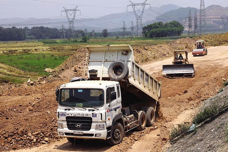 Một nguyên nhân chính làm chậm giải ngân vốn đầu tư công là vướng mắc trong giải phóng mặt bằng. Ảnh: Đức Thanh