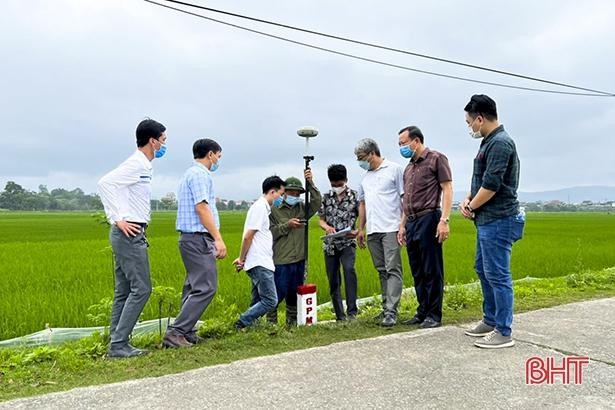 Bàn giao mốc lộ giới cao tốc đoạn Bãi Vọt - Hàm Nghi đi qua huyện Đức Thọ (Ảnh: báo Hà Tĩnh)