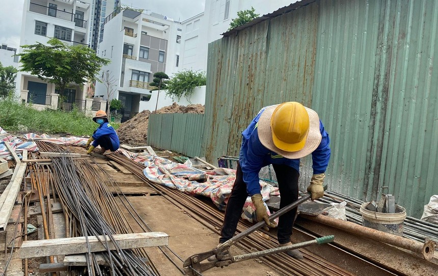 Thị trường địa ốc khó khăn kéo dài, đẩy nhiều doanh nghiệp nhà thầu vào thế “nước sôi, lửa bỏng”. Ảnh: Dũng Minh 