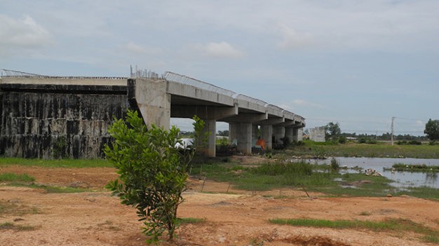 Một hạng mục thi công dang dở tại Dự án đường Hồ Chí Minh, đoạn Chơn Thành - Đức Hòa.