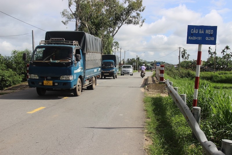 Cầu Bà Mẹo trên Quốc lộ 24B xuống cấp nghiêm trọng và không đảm bảo an toàn, nhưng vẫn phải “gánh” lượng phương tiện rất lớn. (Ảnh: Lê Danh - Báo Xây dựng).