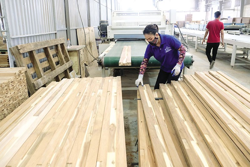 Tình trạng cắt giảm lao động đang phổ biến ở các doanh nghiệp sản xuất, chế biến hàng xuất khẩu. Ảnh: Đ.T