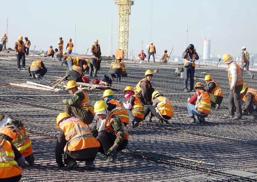 Khối lượng công việc lớn đã bào mòn sức khỏe tinh thần và thể chất của người lao động. Ảnh: Rudolf Simon