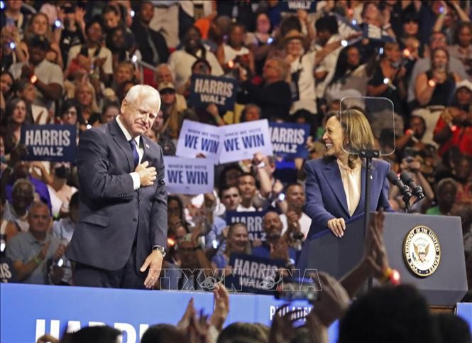 Phó Tổng thống Kamala Harris và người đồng hành tranh cử của bà, Thống đốc bang Minnesota Tim Walz. Ảnh: Kyodo/TTXVN