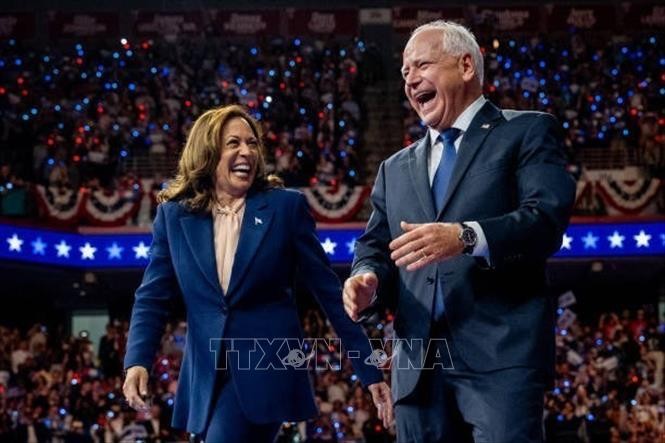 Phó Tổng thống Mỹ Kamala Harris (trái) và Thống đốc bang Minnesota Tim Walz tại chiến dịch vận động tranh cử ở Philadelphia, Pennsylvania, Mỹ, ngày 6/8/2024. Ảnh: Getty Images/TTXVN