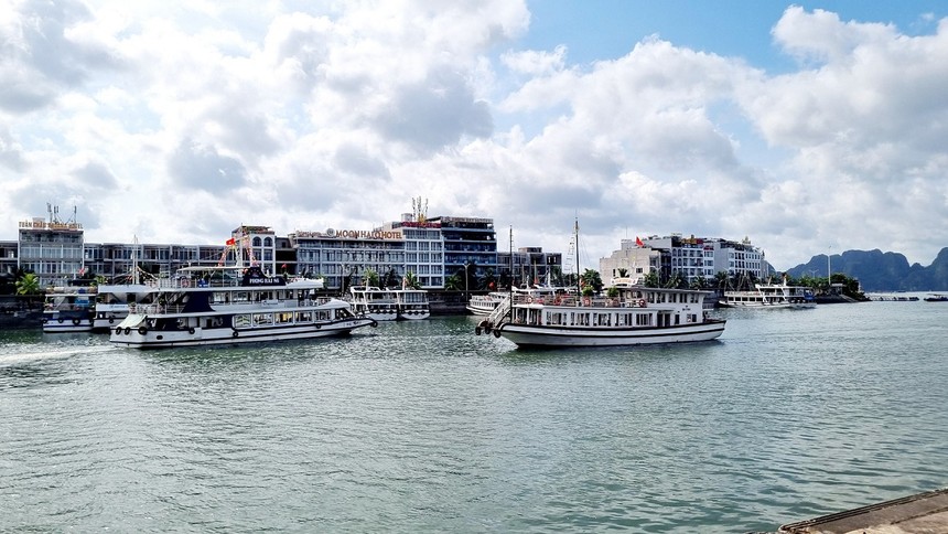 Cảng tàu quốc tế Tuần Châu, nơi đưa đón lượng du khách rất lớn trong hành trình thăm quan vịnh Hạ Long. Ảnh: Quỳnh Nga