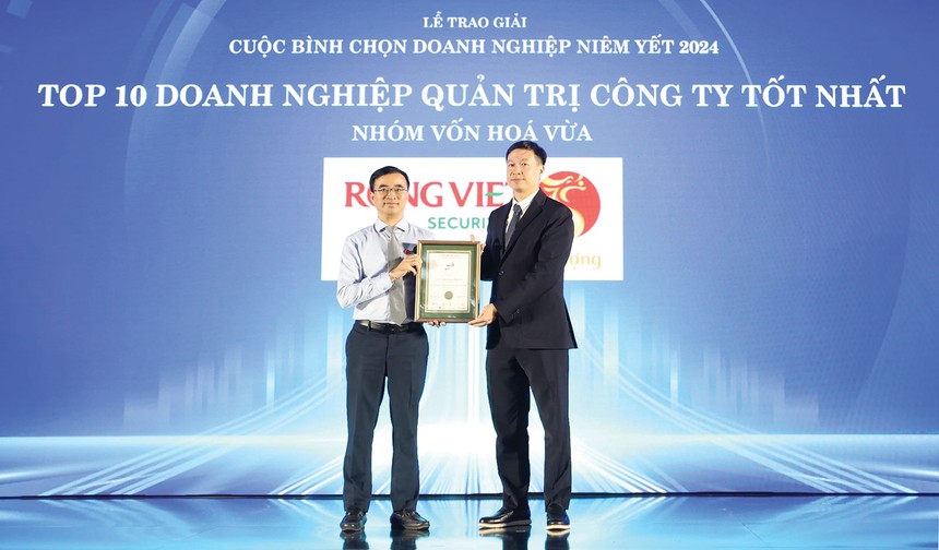 Đại diện Rồng Việt đón nhận giải thưởng tại Cuộc bình chọn Doanh nghiệp niêm yết 2024