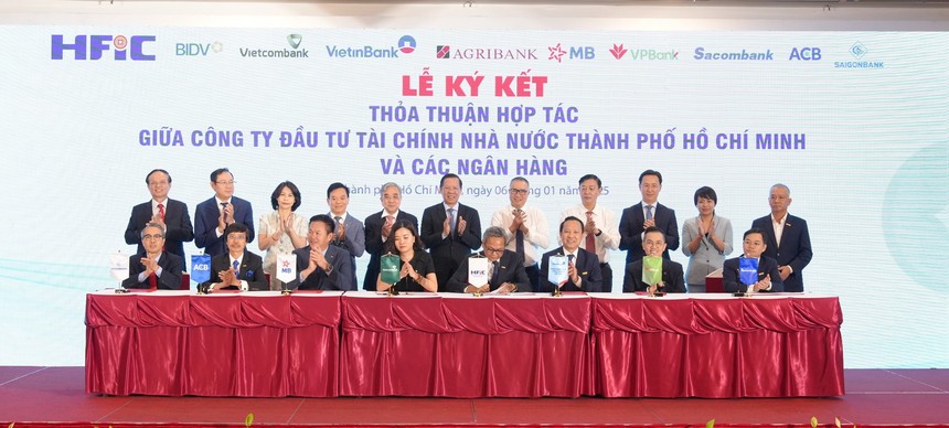 Đại diện Sacombank – ông Huỳnh Thiên Phú (Giám đốc Trung tâm phát triển kinh doanh Doanh nghiệp) cùng các ngân hàng thực hiện ký kết hợp tác với HFIC