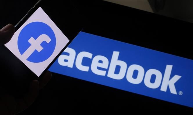 Biểu tượng của Facebook trên màn hình điện thoại thông minh. Ảnh: AFP/TTXVN