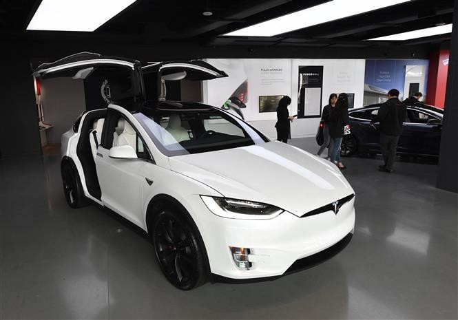 Mẫu ô tô của hãng Tesla được bày bán tại cửa hàng ở Los Angeles, California, Mỹ. Ảnh: AFP/ TTXVN