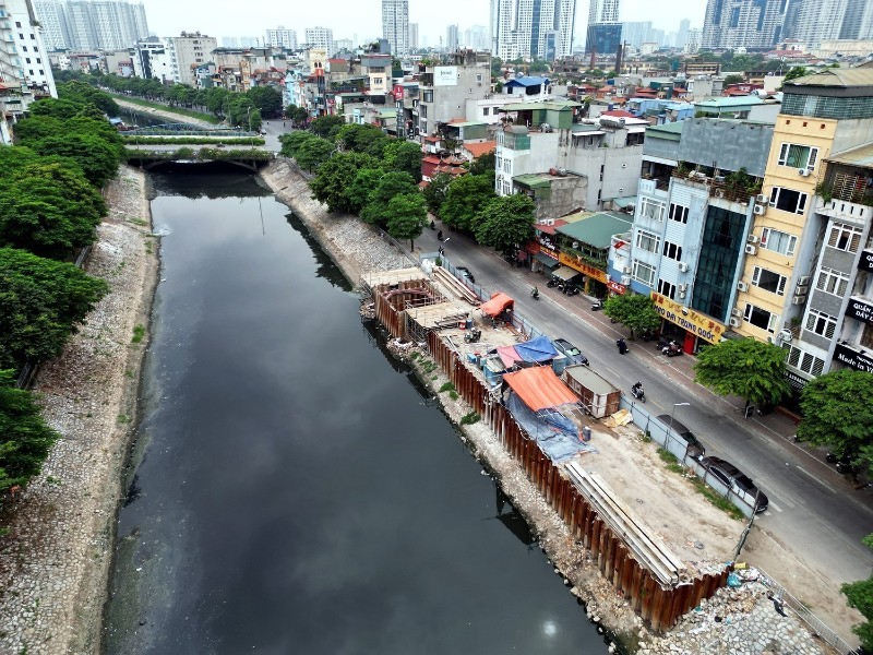 Với chiều dài 13,4 km, ngày nay Tô Lịch chỉ còn là hệ thống thoát nước thải của Thành phố, mỗi ngày hứng khoảng 150.000 m3 nước thải từ các khu dân cư.