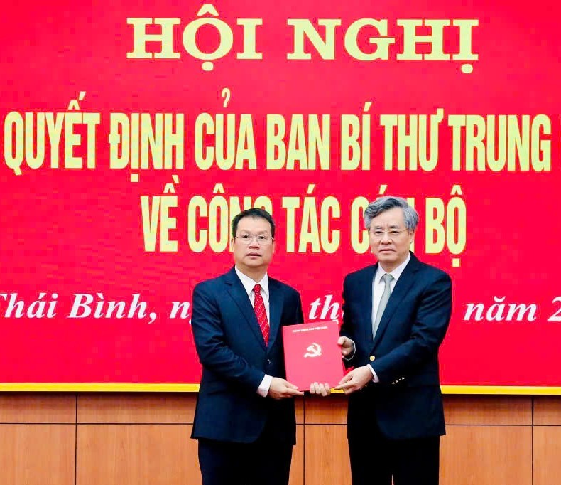 Ông Nguyễn Quang Dương, Phó trưởng ban Tổ chức Trung ương trao quyết định cho tân Phó bí thư Tỉnh ủy Thái Bình Nguyễn Mạnh Hùng. 