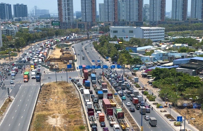 Dòng xe xếp hàng dài để chờ vào cao tốc TP.HCM - Long Thành - Dầu Giây ở nút giao An Phú- Ảnh: Lê Toàn