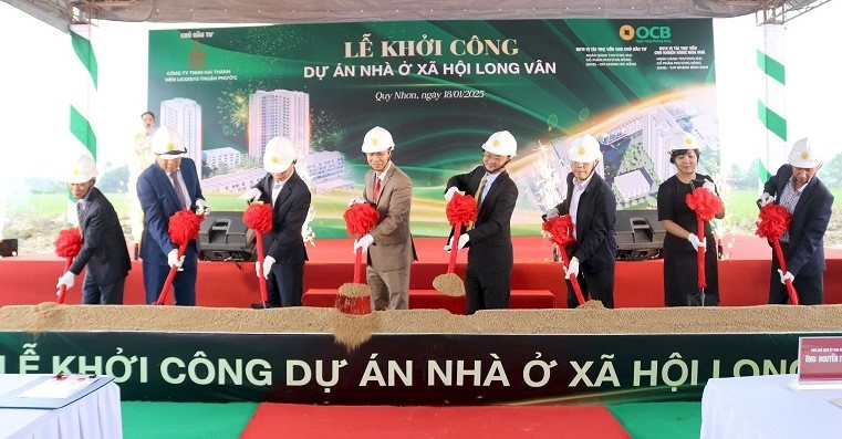 Các đại biểu thực hiện nghi thức khởi công Dự án Nhà ở xã hội Long Vân. Ảnh: Kim Loan. 